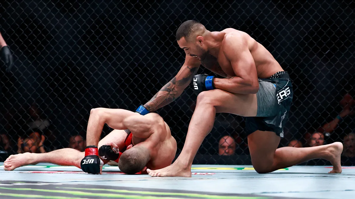 Agyonverték a cseh szamurájt a ketrecben, új világbajnoka van az UFC-nek – videó