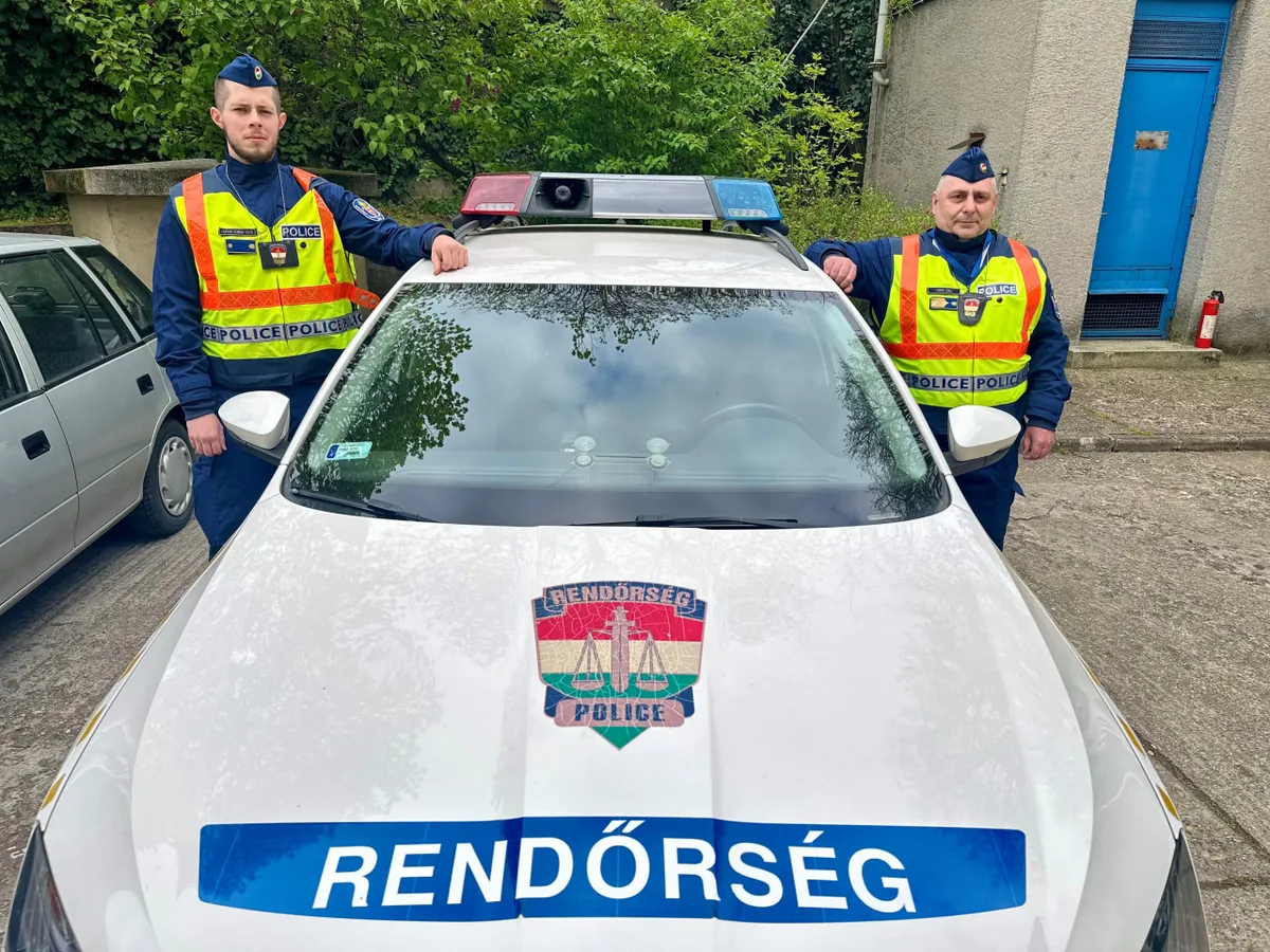 A X. kerületi szavazókörben történt rosszullét után rendőrök és mentők közösen segítették az újraélesztést Fotó: Police.hu