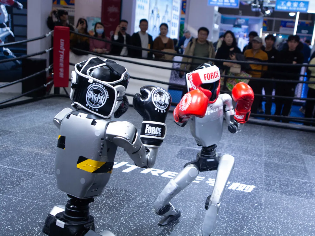 A humanoid robotok nemcsak beszéltek, hanem bokszoltak is a kiállításon - Fotó: Ying Tang / NurPhoto via AFP / robotboxShanghai, robot, box,      Boxing robots perform a boxing match at the Unitree booth during the second day of the AWE 2026 trade fair at SNIEC in Shanghai, China, on March 13, 2026. (Photo by Ying Tang/NurPhoto) (Photo by Ying Tang / NurPhoto via AFP)