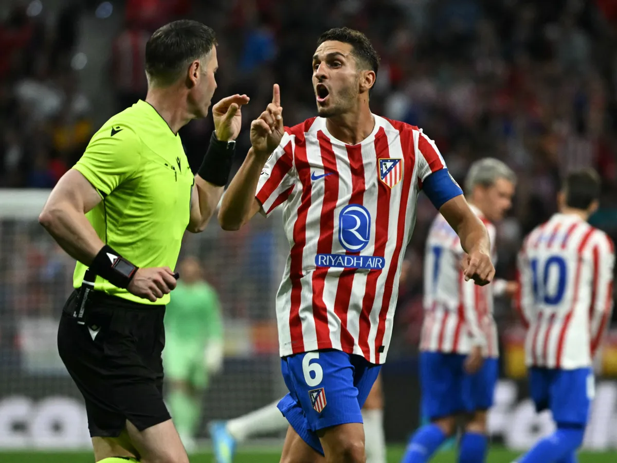 Atletico Madrid's Spanish midfielder #06 Koke gestures to Dutch referee Danny Makkelie (L) after he withdrew a penalty following a VAR revision during the UEFA Champions League semi-final first leg football match between Club Atletico de Madrid and Arsenal at the Metropolitano stadium in Madrid on April 29, 2026. (Photo by Javier SORIANO / AFP)