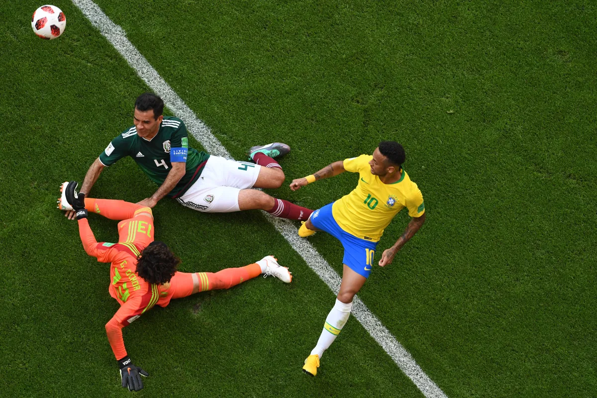 Brazil's forward Neymar (R) vies with Mexico's goalkeeper Guillermo Ochoa (L) and Mexico's midfielder Rafael Marquez during the Russia 2018 World Cup round of 16 football match between Brazil and Mexico at the Samara Arena in Samara on July 2, 2018. (Photo by Kirill KUDRYAVTSEV / AFP) / RESTRICTED TO EDITORIAL USE - NO MOBILE PUSH ALERTS/DOWNLOADS