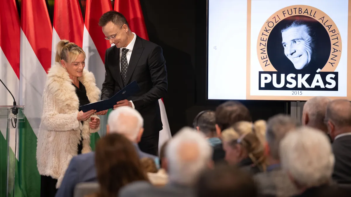 Budapest, 2026. április 2.
Szijjártó Péter külgazdasági és külügyminiszter, a Budapest Honvéd FC elnöke és Isabel Damborena Puskas, Puskás Ferenc unokája az állampolgársági ünnepségén a Bozsik Arénában 2026. április 2-án.
MTI/Szigetváry Zsolt