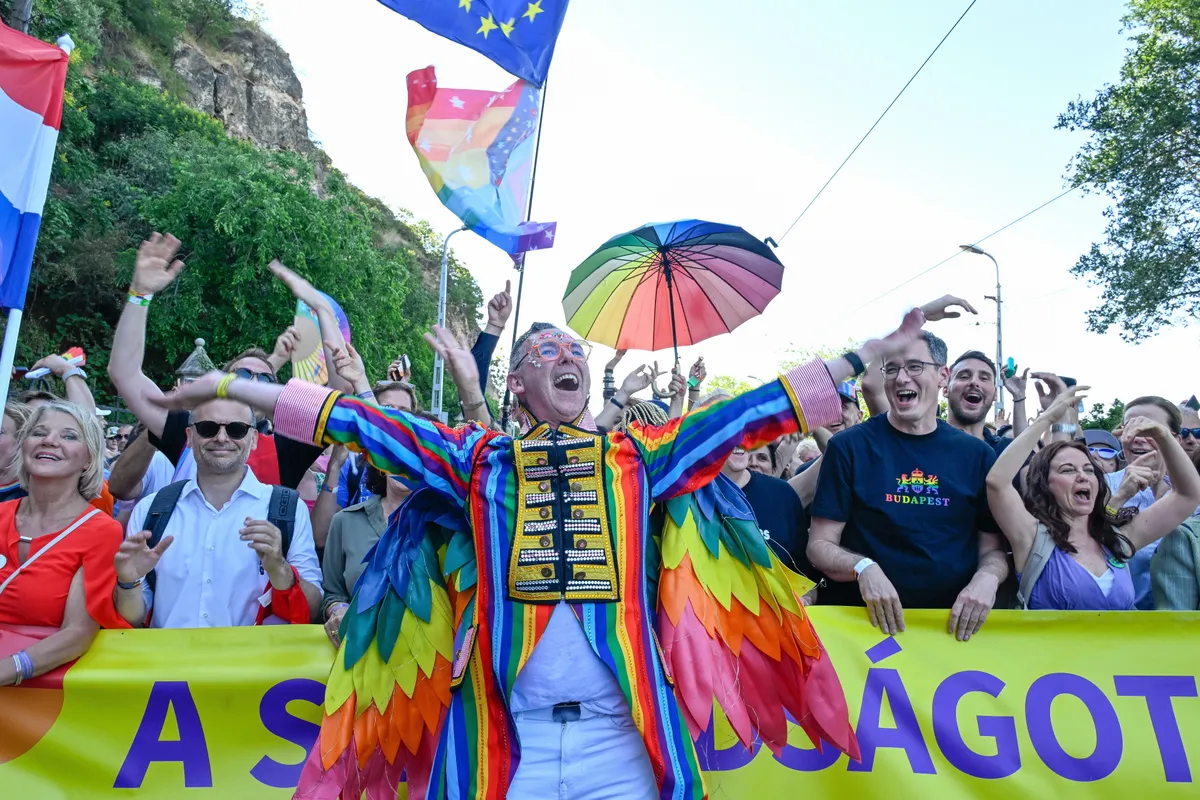 A globális és magyarországi LMBTQ lobbi szervezetek azonnali törvénymdosításokat várnak Magyar Pétertől