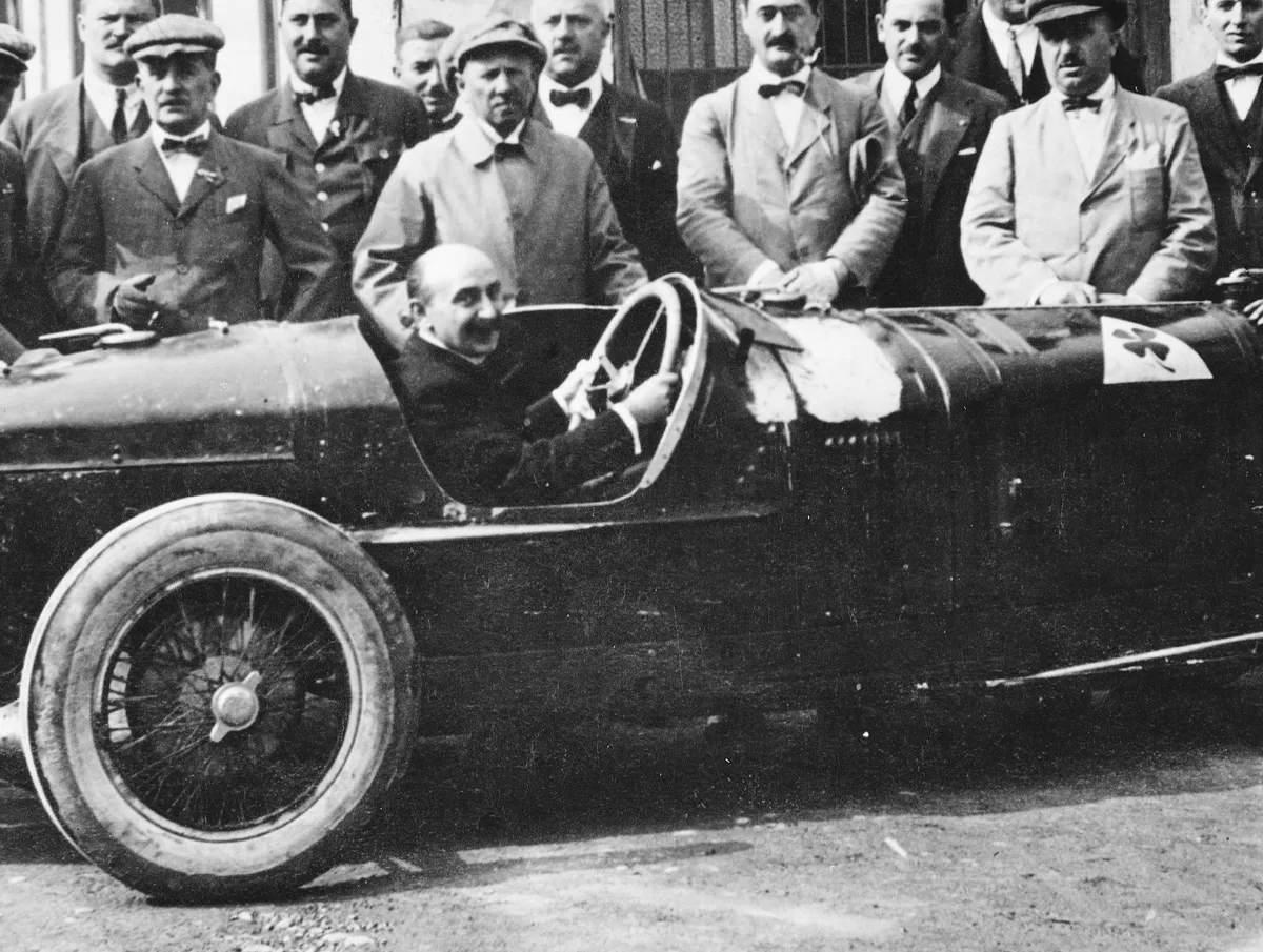 Nicola Romeo, Nicola Romeo az egyik Alfa Romeo versenyautó volánja mögött
