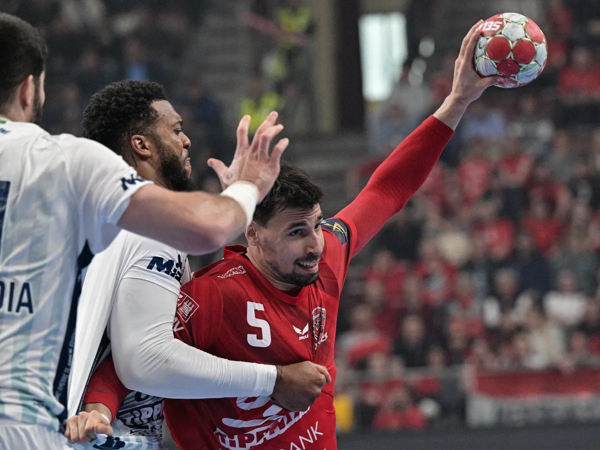 Veszprém, 2026. április 13.
Ivan Martinovic, a Veszprém (j) és Jérémy Toto, a Szeged játékosa a férfi kézilabda NB I 22. fordulójában játszott One Veszprém HC - OTP Bank-Pick Szeged mérkőzésen a One Veszprém Arénában 2026. április 13-án.
MTI/Vasvári Tamás