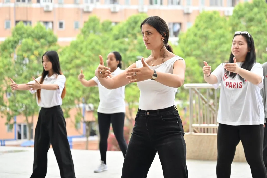 A tai chi azon mozgásformák egyike, amely bármely korban végezhető, és nem csak az izmokat és csontokat erősíti, de az egyensúlyérzéket is fejleszti
