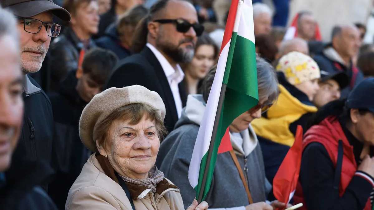Itt a bizonyíték arról, hogy nem buszoztatott tömegek vesznek részt A Fidesz kampány eseményein