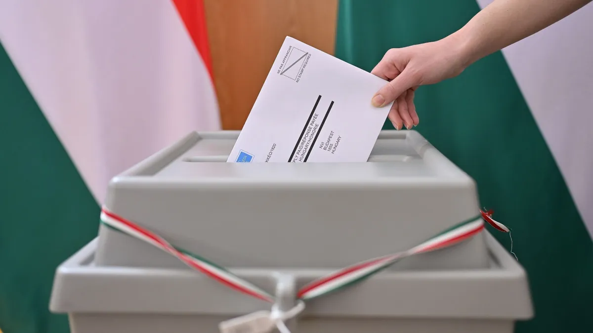 2026-os választás - Szabadka, 2026. április 2.
Leadja az április 12-i magyarországi országgyűlési választások levélszavazatát egy nő Magyarország szabadkai főkonzulátusán 2026. április 2-án. Levélszavazásra a magyarországi lakcímmel nem rendelkező magyar állampolgárok jogosultak.
MTI/Molnár Edvárd