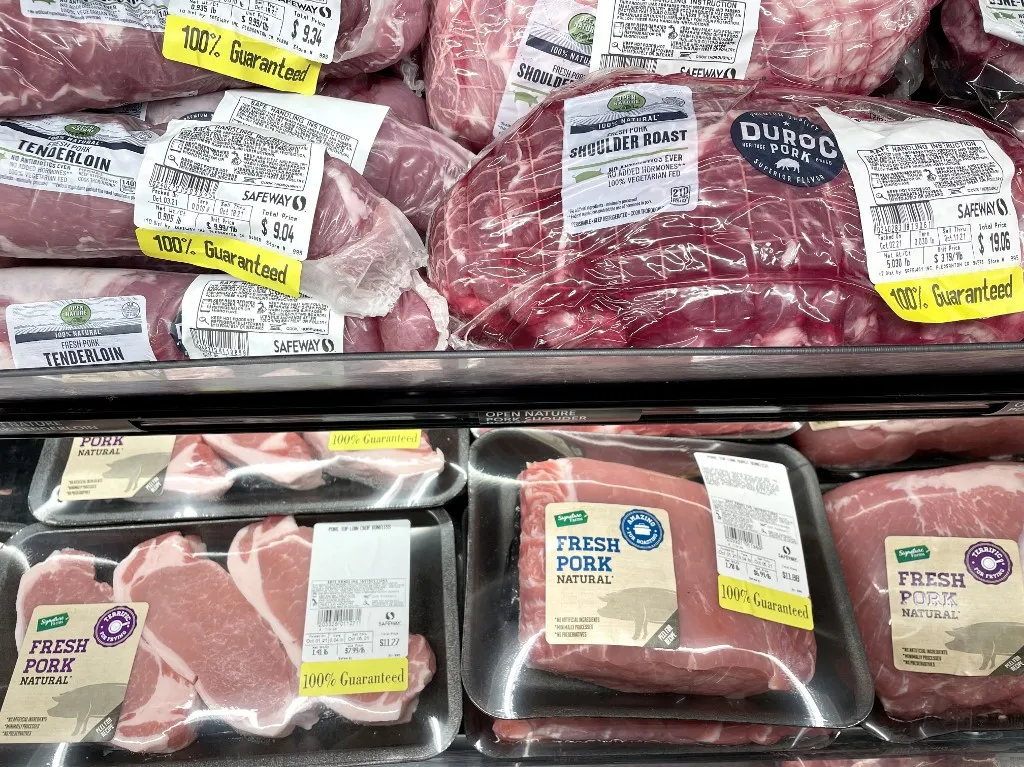 hús SAN FRANCISCO, CALIFORNIA - OCTOBER 04: Pork products are displayed on a shelf at a Safeway store on October 04, 2021 in San Francisco, California. The price for meat at the grocery stores has surged over the past year with beef jumping 12.2%, pork 9.8% and chicken up 7.2% since last year. Justin Sullivan/Getty Images/AFP (Photo by JUSTIN SULLIVAN / GETTY IMAGES NORTH AMERICA / Getty Images via AFP)