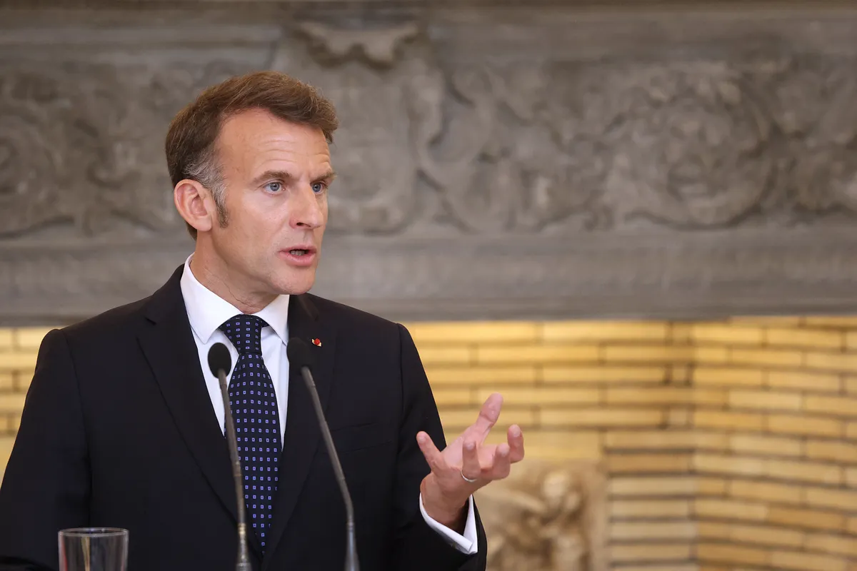 Macron igyekszik kibővíteni a cenzúrát a közelgő választás előtt 