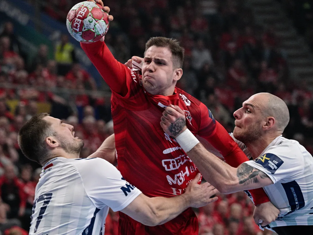 Veszprém, 2026. április 13.
Stefan Dodic, a Veszprém (k), valamint Magnus Rod (b) és Borut Mackovsek (j), a Szeged játékosa a férfi kézilabda NB I 22. fordulójában játszott One Veszprém HC - OTP Bank-Pick Szeged mérkőzésen a One Veszprém Arénában 2026. április 13-án.
MTI/Vasvári Tamás