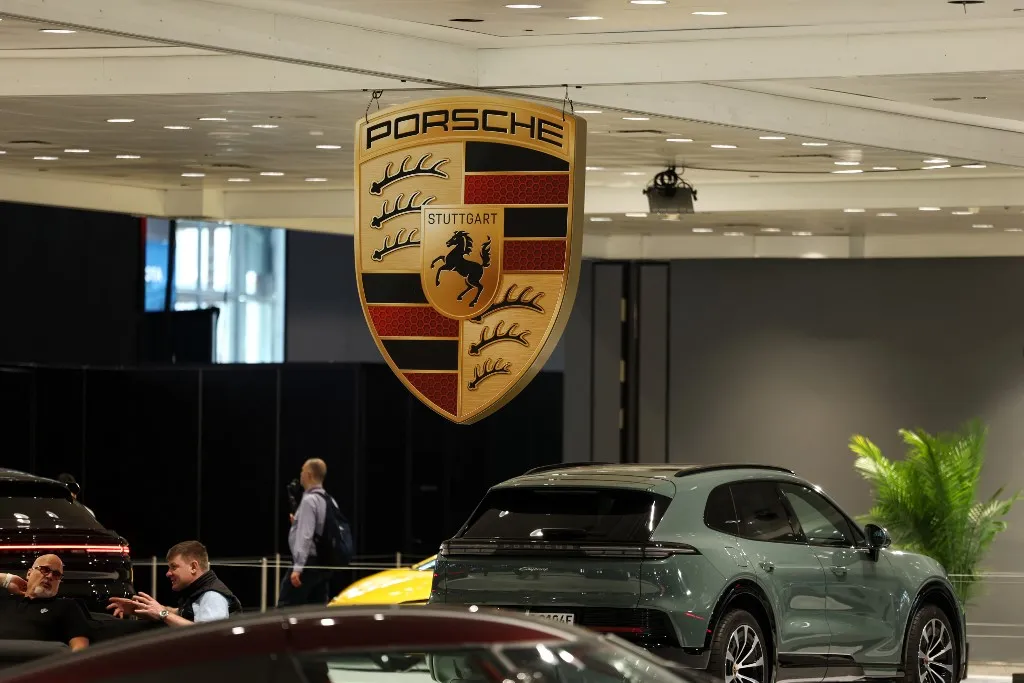 The logo of car manufacturer Porsche is pictured during the press preview for the New York International Auto Show at the Jacob Javits Convention Center in New York City on April 1, 2026. (Photo by CHARLY TRIBALLEAU / AFP), Egyre kevesebb vevő választja a Porschét