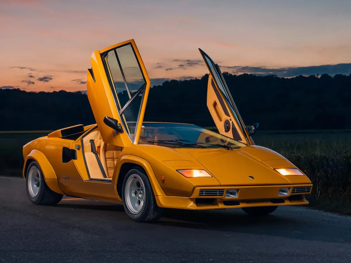 Arany színben még vadabb a Lamborghini poszterautója.