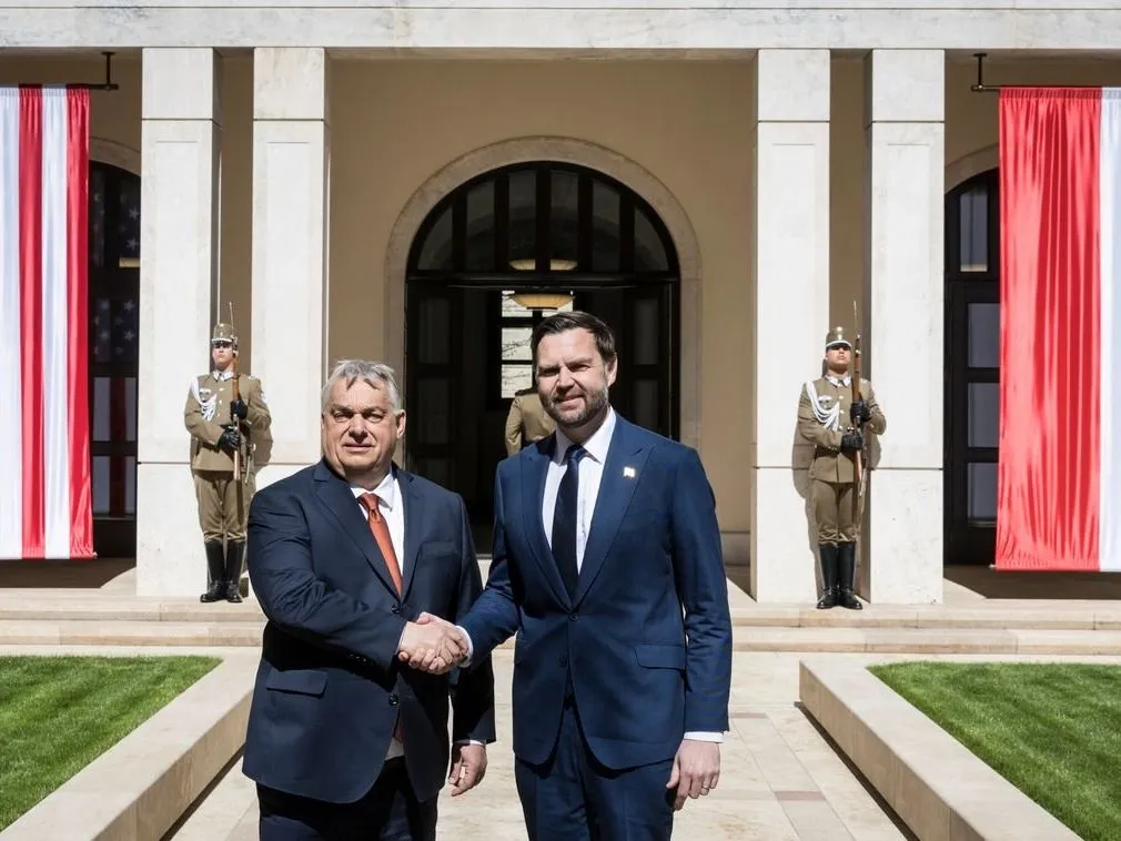 A Miniszterelnöki Kommunikációs Főosztály által közreadott képen Orbán Viktor miniszterelnök (b) fogadja J.D. Vance amerikai alelnököt a Karmelita kolostorban 2026. április 7-én (Fotó: MTI/Miniszterelnöki Kommunikációs Főosztály/Kaiser Ákos)