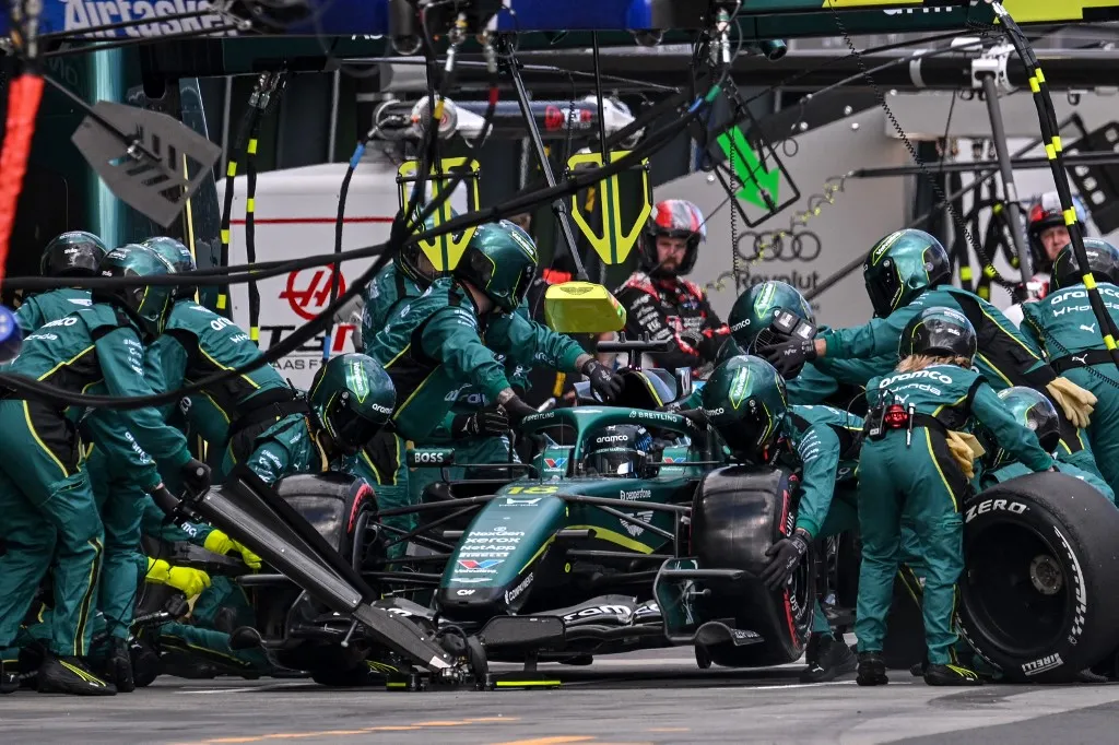 Mechanics work on the car of Aston Martin's Canadian driver Lance Stroll in the pits during the Formula One Australian Grand Prix at the Albert Park Circuit in Melbourne on March 8, 2026. (Photo by WILLIAM WEST / POOL / AFP) / -- IMAGE RESTRICTED TO EDITORIAL USE - STRICTLY NO COMMERCIAL USE --