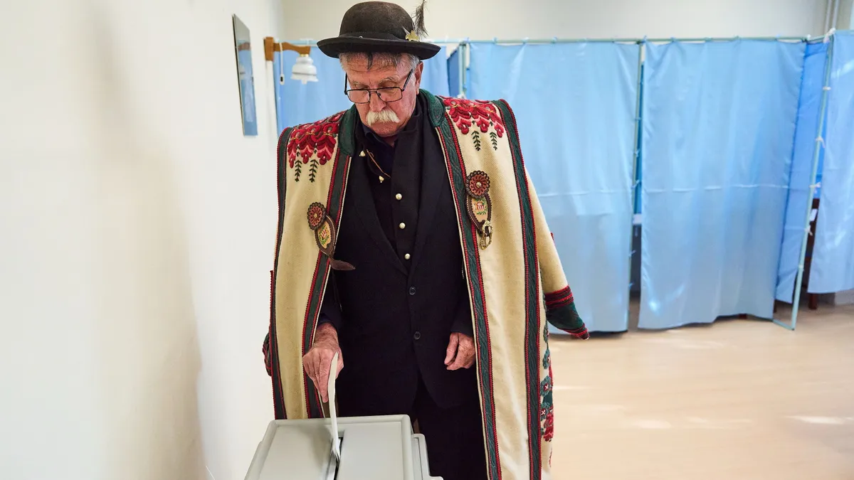 Hortobágy község, 2026. április 12.
Tóth József juhász, örökös pásztor leadja szavazatát az országgyűlési választáson a hortobágyi községházán kialakított szavazókörben 2026. április 12-én.
MTI/Derencsényi István