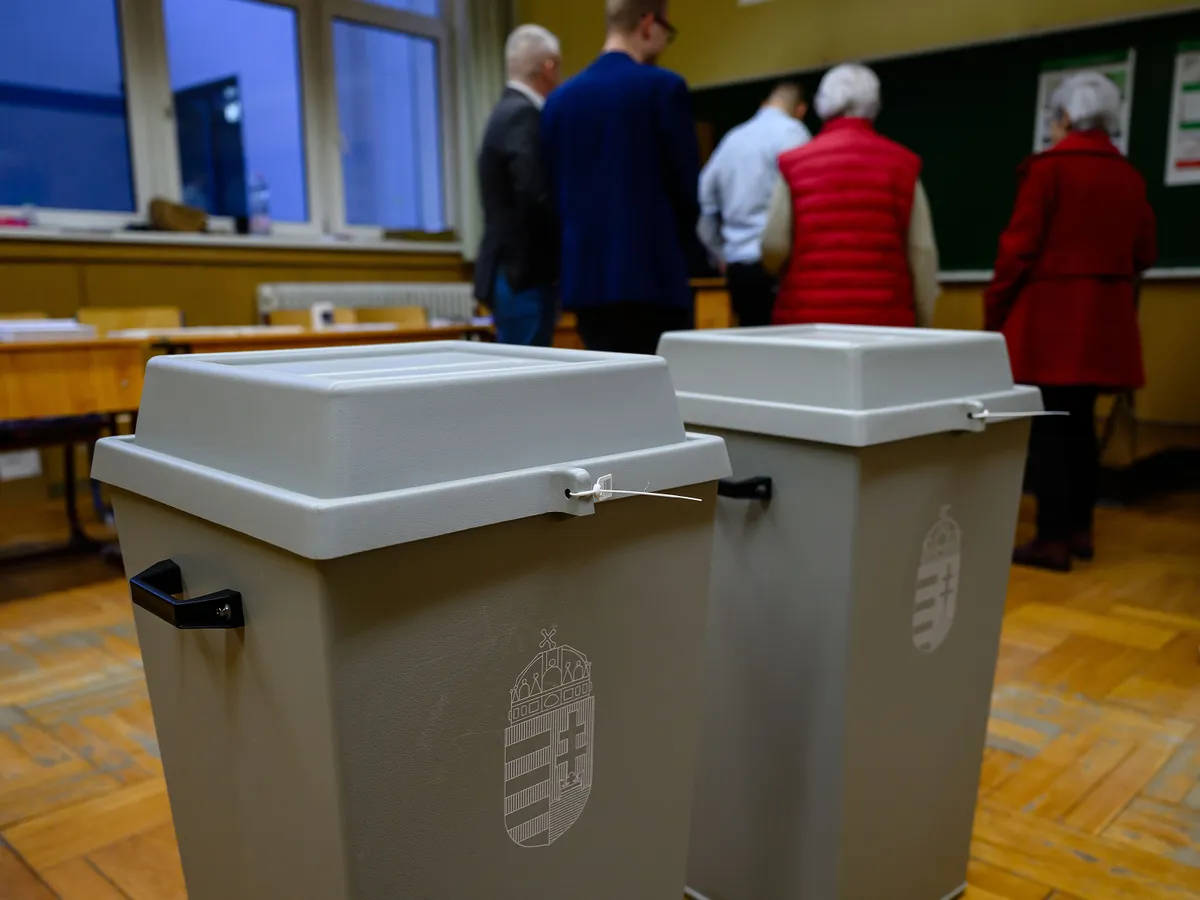 Székesfehérvár, 2026. április 12.
Lezárt szavazóurnák az országgyűlési választáson a székesfehérvári Ciszterci Szent István Gimnáziumban kialakított szavazókörben 2026. április 12-én.
MTI/Vasvári Tamás