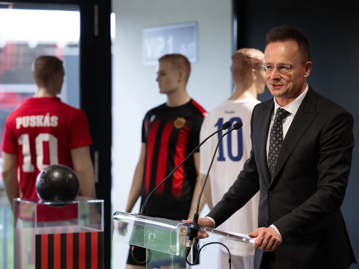 Budapest, 2026. április 2.
Szijjártó Péter külgazdasági és külügyminiszter, a Budapest Honvéd FC elnöke beszédet mond Puskás Ferenc leszármazottjainak állampolgársági ünnepségén a Bozsik Arénában 2026. április 2-án.
MTI/Szigetváry Zsolt
