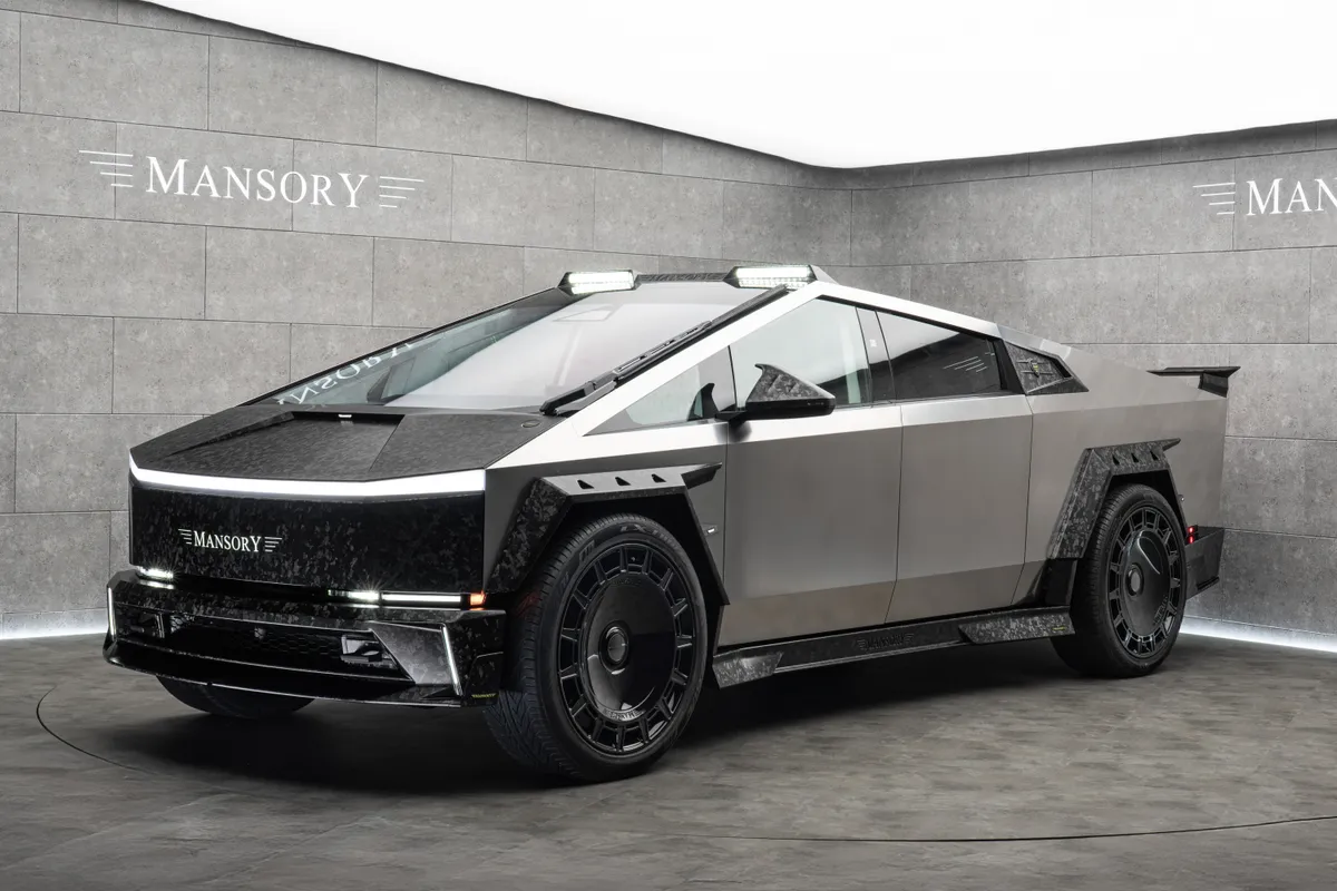 Egy ilyen különleges Mansory Tesla Cybertruckra került fel a méregdrága rendszám Dubajban