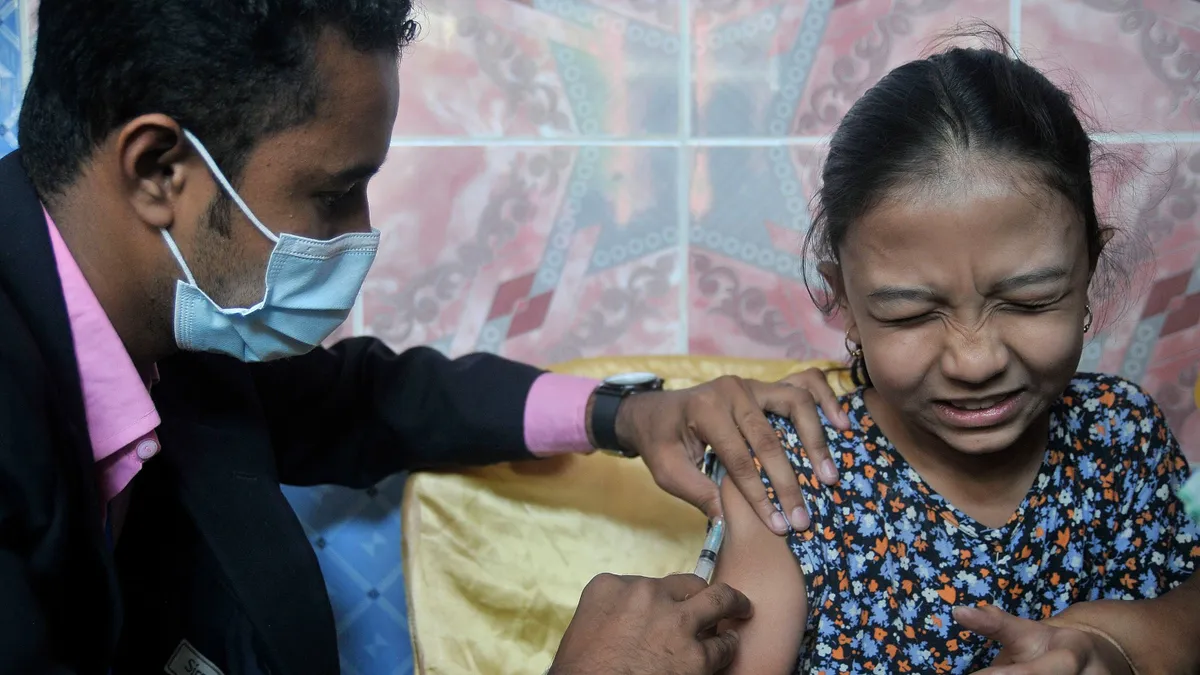 Kanyaró miatt adott ki riasztást a WHO (A képen egy bangladesi kislányt oltanak be)