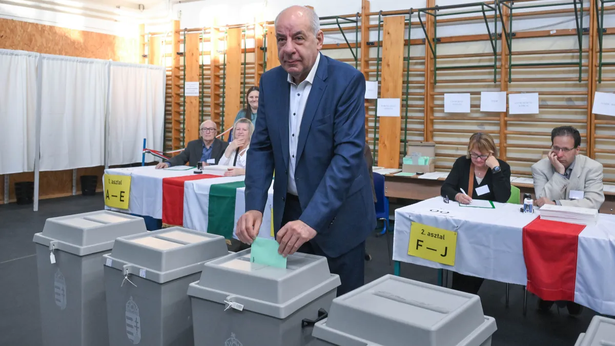 Budapest, 2026. április 12.
Sulyok Tamás köztársasági elnök leadja szavazatát az országgyűlési választáson Budapesten, a Németvölgyi Általános Iskolában kialakított szavazókörben 2026. április 12-én.
MTI/Bruzák Noémi
