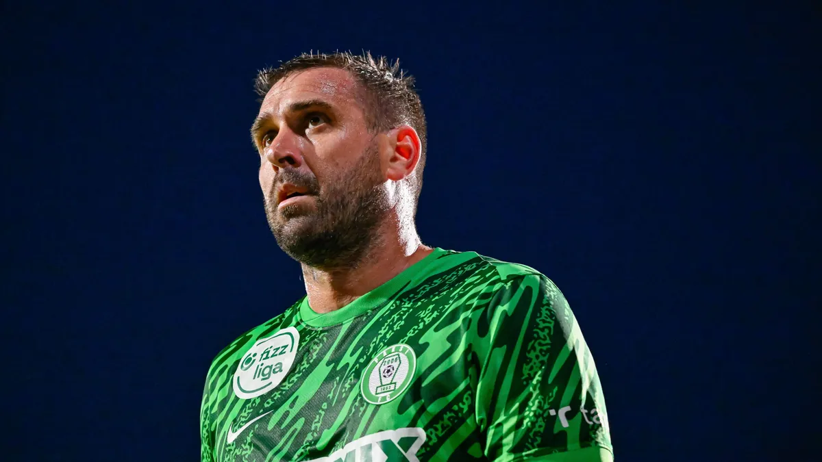 A Ferencváros és a Paksi FC futball ikonja, Böde Dániel a március 15-i Békemenet óta kap hideget-meleget, miután Botka Endrével és Gróf Dáviddal közös képet posztolt. A tiszás gyűlöletcunami újabb lendületet vett azután, hogy a sztár focista a Fidesz melletti szavazásra biztató videót tett közzé.