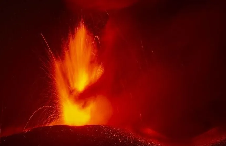 Az Etna vulkán 2023. július 5-i kitörése mintegy 4,5 km magasba lövellte a hamut és a lávát magából