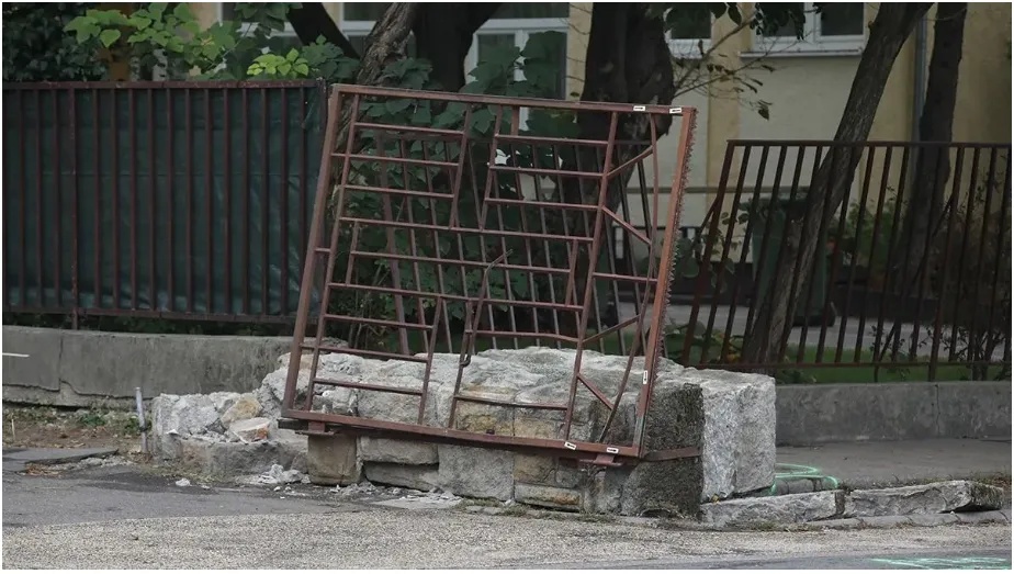 Halálos balesetet okozott egy pesterzsébeti iskolában egy figyelmetlen sofőr, akinek a járműve fennakadt a kőkerítésen és a kiszakadó darab agyonnyomott egy gyermeket