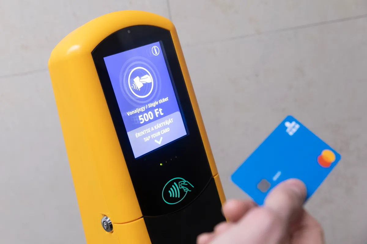 A Budapesti Közlekedési Központ (BKK) munkatársa a Pay&GO bankkártyás fizetéshez szükséges új jegyérvényesítő készülék telepítésénél a fővárosi Puskás Ferenc Stadion metrómegállóban 2026. március 11-én. A budapesti metróvonalakon szerdától már érintéses fizetéssel is lehet jegyet vásárolni.