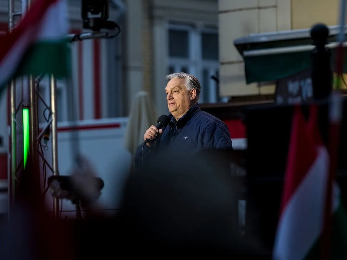 Orbán Viktor miniszterelnök, a Fidesz elnöke országjárásának székesfehérvári állomásán, a Városház téren 2026. április 10-én.
MTI/Miniszterelnöki Kommunikációs Főosztály/Kaiser Ákos