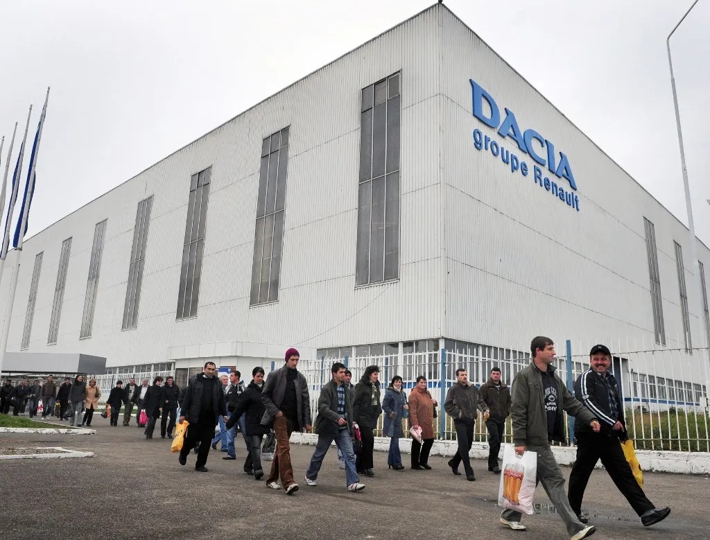 Romanian workers at Dacia factory owned by Renault Group leave the plant after their shift in Mioveni city, 130km west from Bucharest, on November 19, 2008. Dacia announced that on Thursday will stop the production of "Logan" cars between 20 November to 7 December 2008 due to the drop of sales on the Romanian market. AFP PHOTO DANIEL MIHAILESCU (Photo by DANIEL MIHAILESCU / AFP), Ezrek veszíthetik el a munkájukat a Dacia mioveni gyárában az anyacég átszervezése miatt