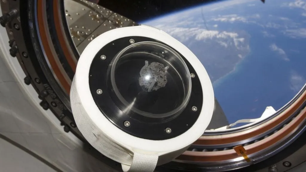 holdkőzet July 21, 2009 - A moon rock brought to Earth by Apollo 11, humans first landing on the moon in July 1969, is shown as it floats aboard the International Space Station. Part of Earth can be seen through the window. The 3.6 billion year-old lunar sample was flown to the station aboard Space Shuttle mission STS-119 in April 2009 in honor of the July 2009 40th anniversary of the historic first moon landing. The rock, lunar sample 10072, was flown to the station to serve as a symbol of the nations resolve to continue the exploration of space. (Photo by Stocktrek Images / NASA / StockTrek Images via AFP)