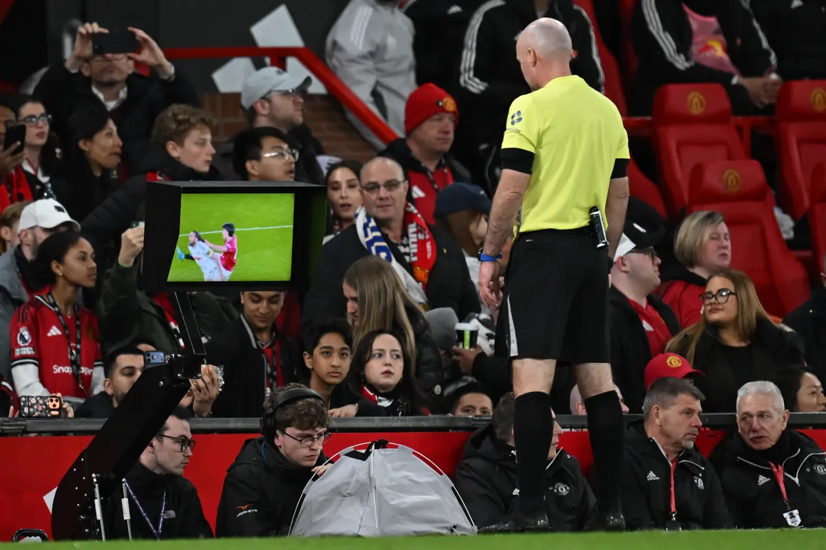 VAR-vizsgálat a Manchester United–Leeds United bajnokin: a piros lap után talált magára a hazai csapat Fotó: PAUL ELLIS / AFP