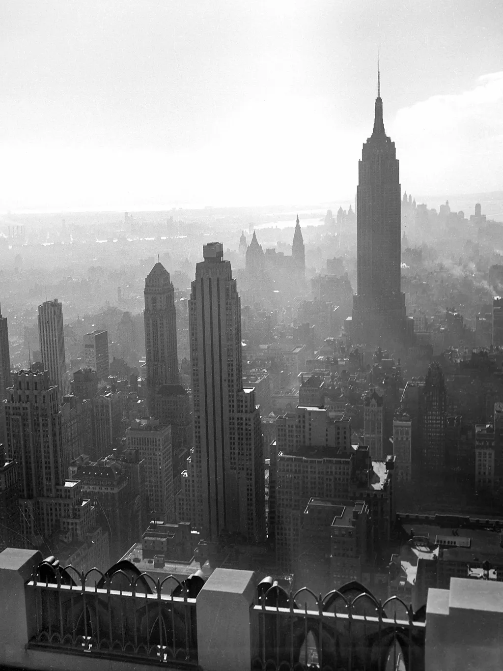 Empire State Building, EmpireStateBuilding, 
  New York (Etats-Unis). Manhattan. Vue prise vers la ville basse, du haut du RCA Building. A droite : l'Empire State Building. Décembre 1955.     RV-121035 (Photo by © Collection Roger-Viollet / Roger-Viollet 