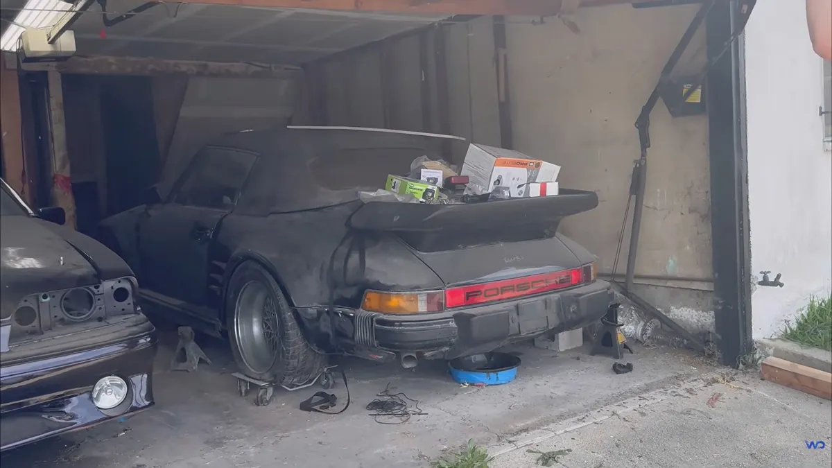 Nem múlt el nyomtalanul a 30 évnyi garazsírozás, ennek ellenére megmentésre érdemes a Porsche 930 Slantnose.