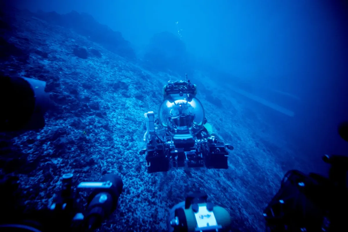  Frieder Klein, vezető kutató és Alan Scot, a mélyvízi rover irányítója a szénelnyelő karbonátos réteget kutatja az Atlanti - óceán mélyén