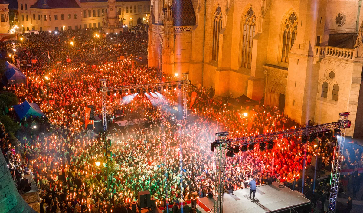 Hatalmas tömeg előtt beszélt Orbán Viktor a Budai Várban is