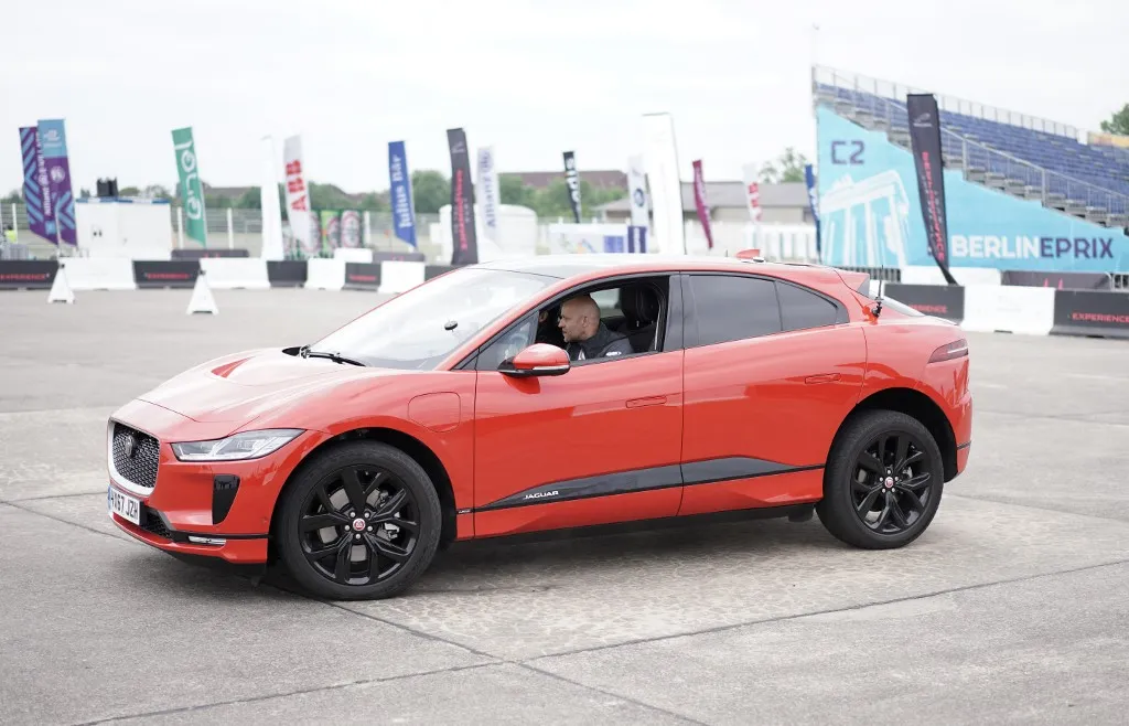 18 May 2018, Germany, Berlin: Actor Juergen Vogel tests the new electric Jaguar I-PACE ahead of the 9th ABB FIA Formula E race. The Formula E race is scheduled to take place at the former Tempelhof Airport on 19 May. Photo: Jörg Carstensen/dpa (Photo by Jörg Carstensen / dpa Picture-Alliance via AFP), A Jaguar I‑Pace-t az Év autójának is megválasztották, ám használtan nem a legjobb választás