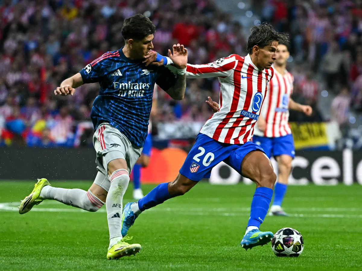 Atletico Madrid's Argentine forward #20 Giuliano Simeone (R) vies for the ball with Arsenal's Ecuadorian defender #05 Piero Hincapie during the UEFA Champions League semi-final first leg football match between Club Atletico de Madrid and Arsenal at the Metropolitano stadium in Madrid on April 29, 2026. (Photo by Javier SORIANO / AFP)