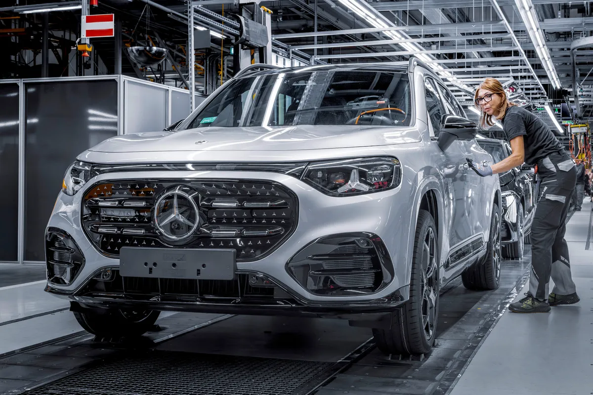 Mercedes-Benz Werk Kecskemét - Einblick in die Produktion des neuen Mercedes-Benz GLB Mercedes Benz plant Kecskemét - Insight into production of the new Mercedes-Benz GLB, Utolsó simítások a Mercedes-Benz kecskeméti gyárában az új GLB modellen