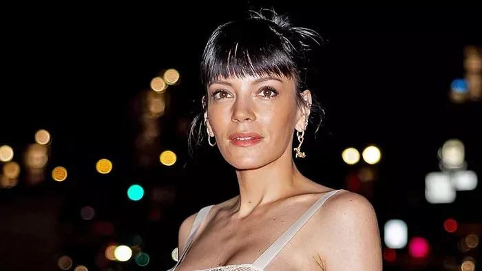 Megvillantotta finom kis didkóját a szuper szexi éves énekesnő – vad fotók