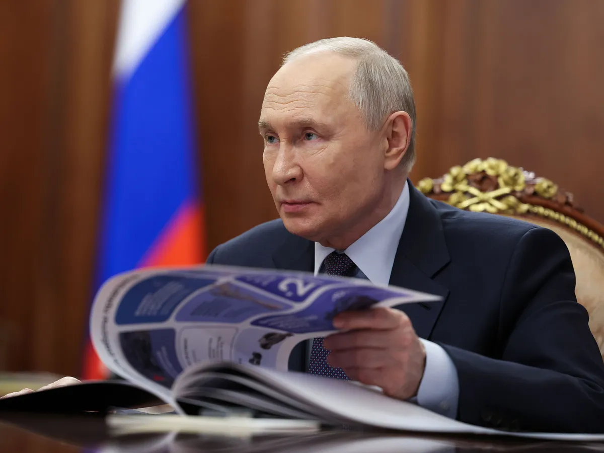 Moszkva, 2026. április 12.Vlagyimir Putyin orosz elnök a Dmitrij Bakanovval, a Roszkoszmosz orosz űrügynökség vezetőjével folytatott megbeszélés közben a moszkvai Kremlben 2026. április 11-én.MTI/EPA/Szputnyik/Kreml pool/Alexandr Kazakov