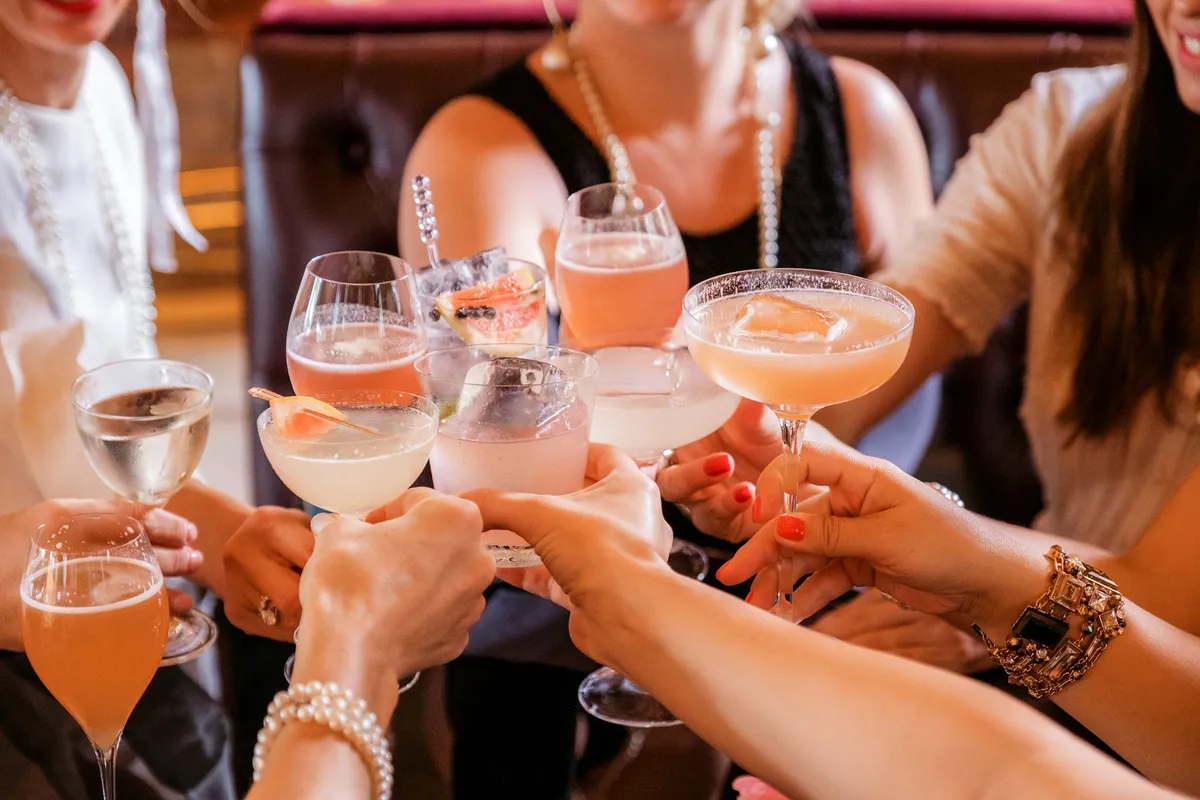 A legfontosabb tanulság tehát az, hogy egy este hatása könnyen átnyúlhat a következő napba is. Az alkohol kiürülése nem érzés kérdése, hanem biológiai folyamat, amelyhez idő kell.
