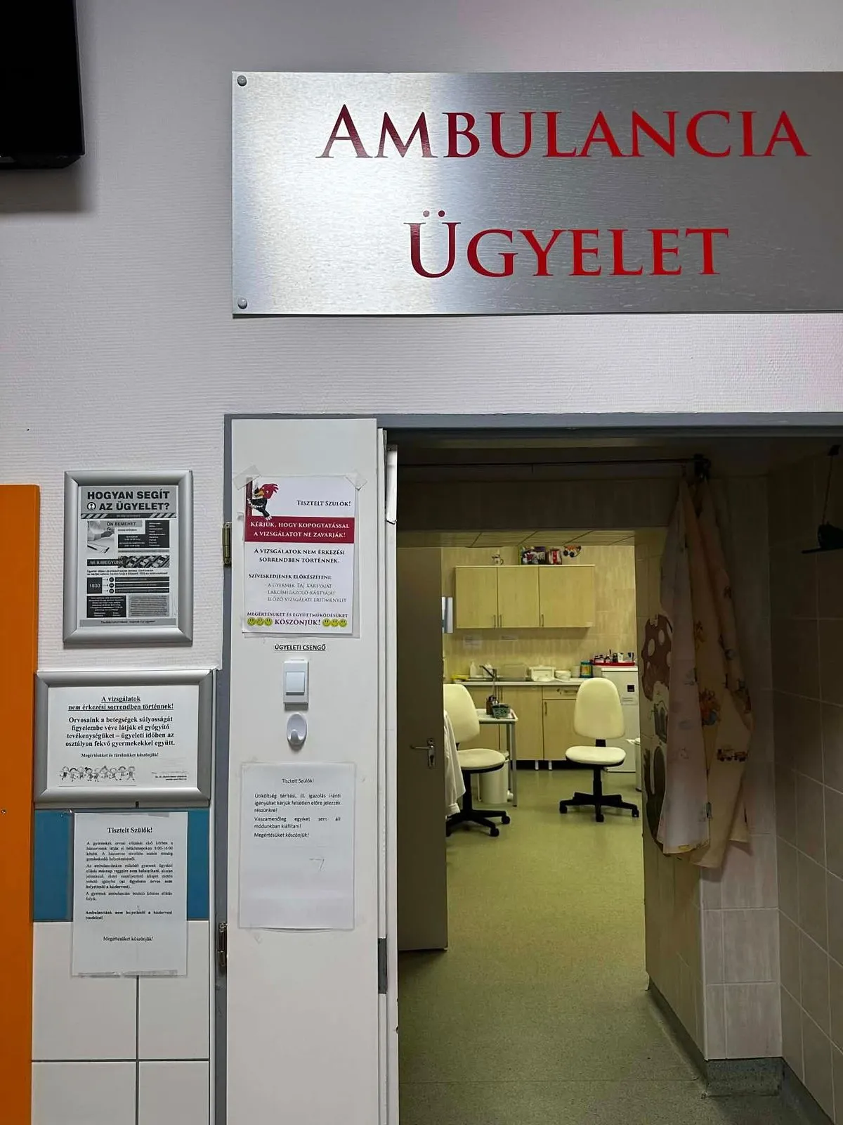 Még mindig látszanak a rongálás nyomai a gyermekügyelet ajtaján