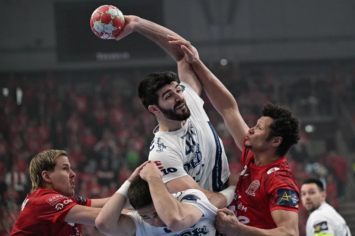 Veszprém, 2026. április 13.
Bjarki Már Elisson (b) és Thiagus Petrus (j), a Veszprém, valamint Lazar Kukic (b2) és Imanol Garciandia (j2), a Szeged játékosa a férfi kézilabda NB I 22. fordulójában játszott One Veszprém HC - OTP Bank-Pick Szeged mérkőzésen a One Veszprém Arénában 2026. április 13-án.
MTI/Vasvári Tamás