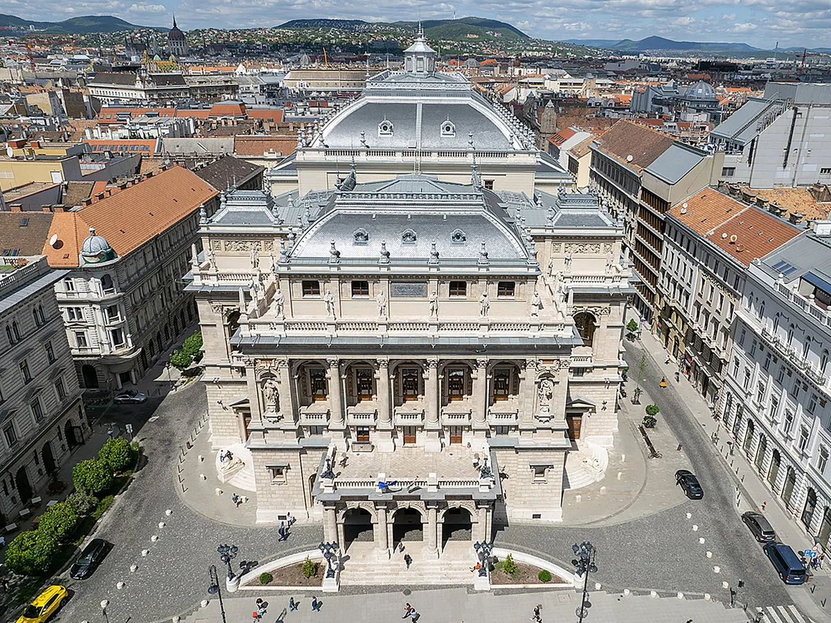 Budapest, 2023. május 9.A drónnal készített képen a Magyar Állami Operaház felújított épülete az Andrássy úton 2023. május 9-én.MTI/Máthé Zoltán