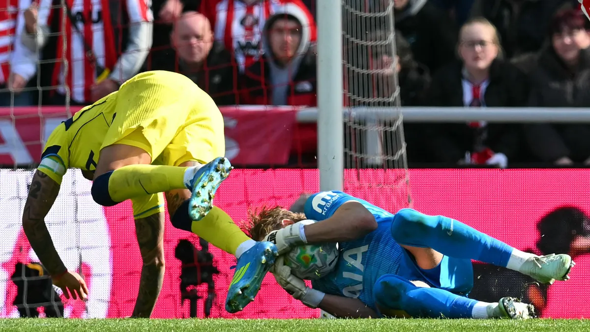 Antonín Kinsky és Cristian Romero ijesztő módon ütközött egymással a Premier League-meccsen
