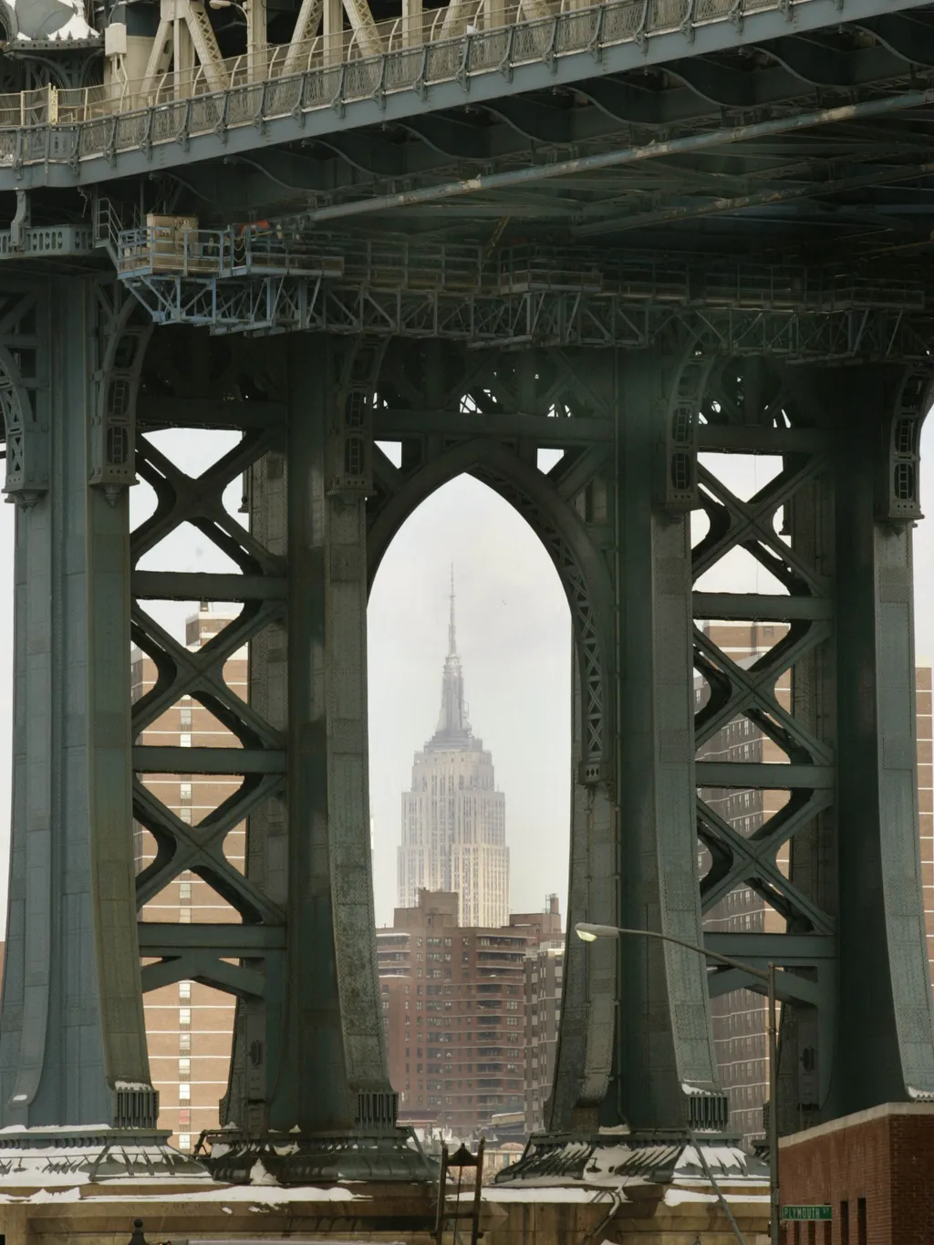 Empire State Building, EmpireStateBuilding, 


The Empire State Building is framed by the Brooklyn Bridge near the gym of legendary boxing trainer Hector "Panama" Roca at Gleason's Gym in Brooklyn, New York 25 January 2005. Roca, who recently trained Hila