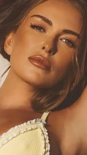 Megint melltartó nélkül kacérkodott az NHL-legenda szuperszexi lánya – galéria