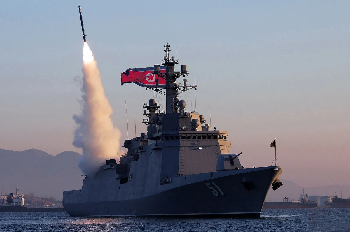 Észak-Korea haditengerészetének Choe Hyon rombolója éles rakétakilövést hajt végre egy ismeretlen helyszínen – Fotó: KCNA / AFP